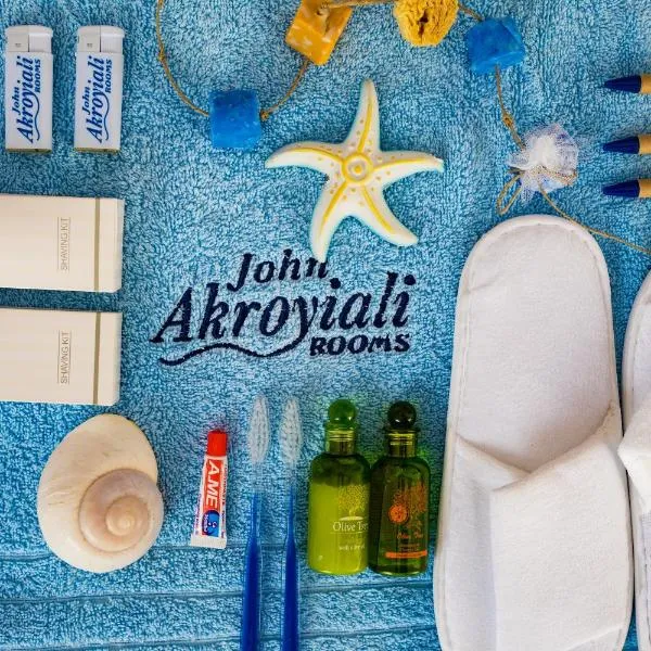 John Akroyiali、ルトロのホテル