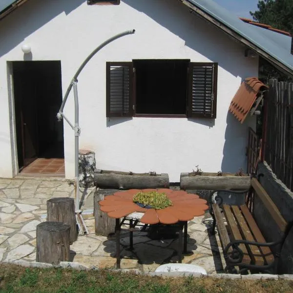 Cosy Cottage on Avala Mountain, hotel di Ripanj