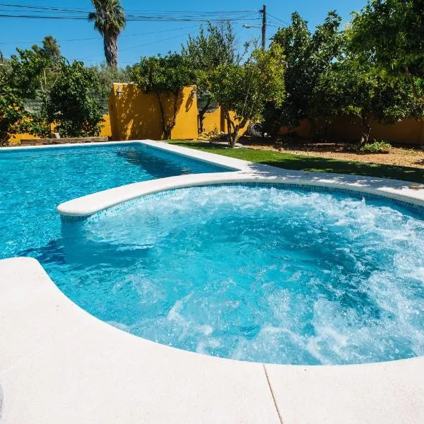 Villa Oasis Los Naranjos con jacuzzi 15 min Sevilla โรงแรมในAlmensilla