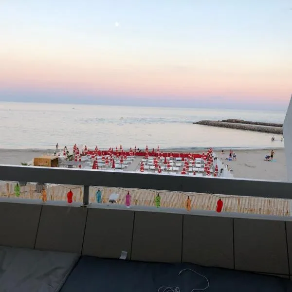 Bel appartement F1 cabine 30m² face mer parking、パラヴァ・レ・フロのホテル