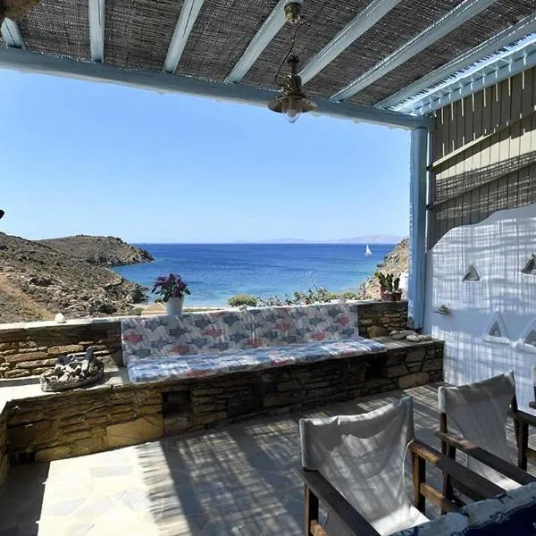 Tinos Traditional Sea Side Villa, hotel di Agios Romanos