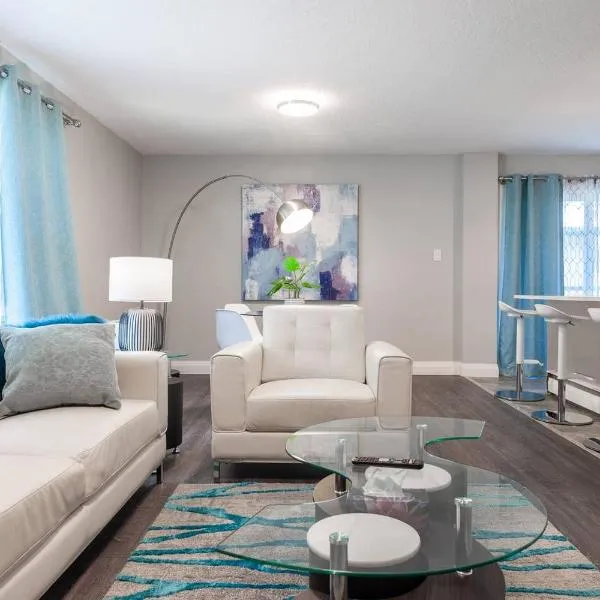 ENTIRE 2 BEDROOM APARTMENT UPTOWN WATERLOO - e2, hotel en Waterloo