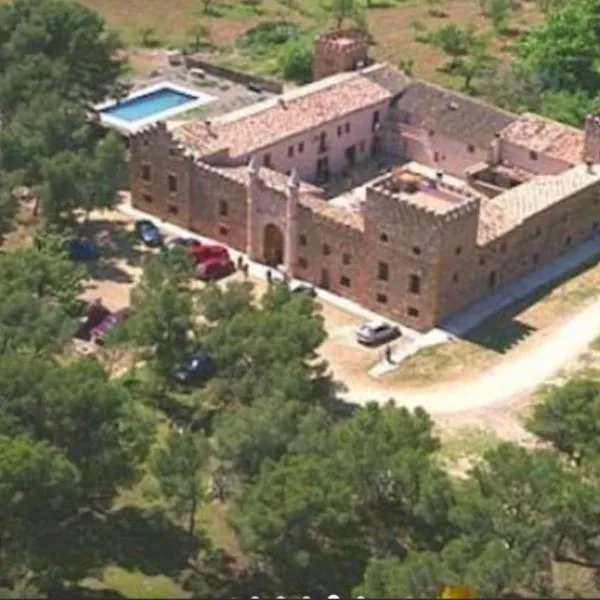 Castillo con piscina en plena Sierra Calderona, hotell i Segorbe