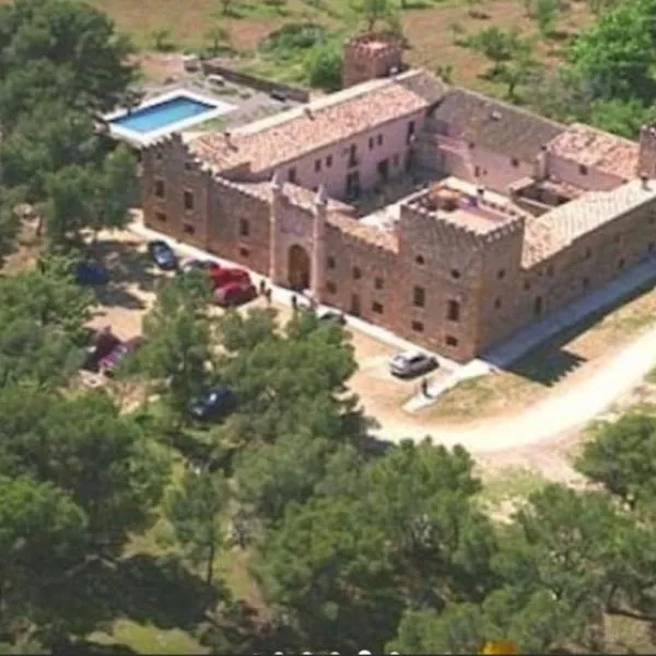 Castillo con piscina en plena Sierra Calderona، فندق في Marines