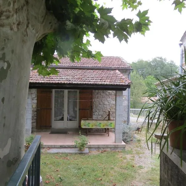 gite des trouilleres minimum 7nuits – hotel w mieście Sampzon