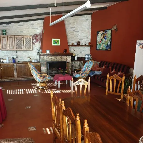 Amplia y luminosa buhardilla & total independencia, hotel in Pozoamargo