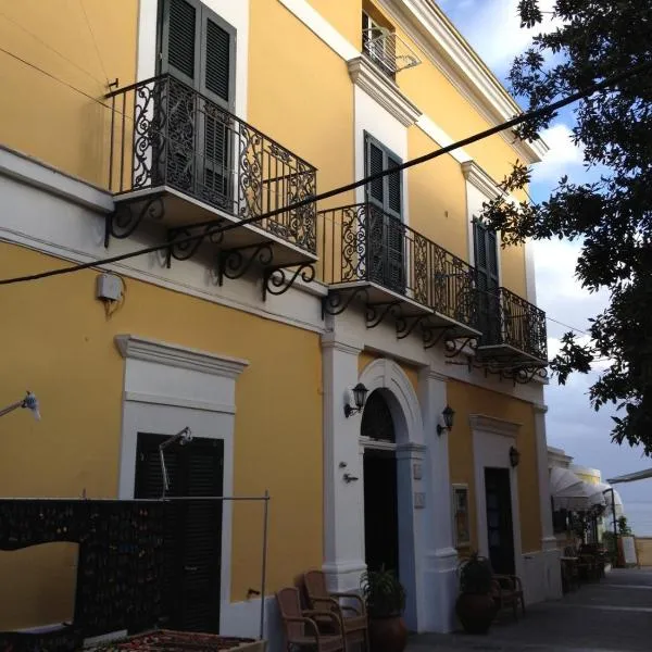 Hotel Mezzatorre: Ventotene'de bir otel