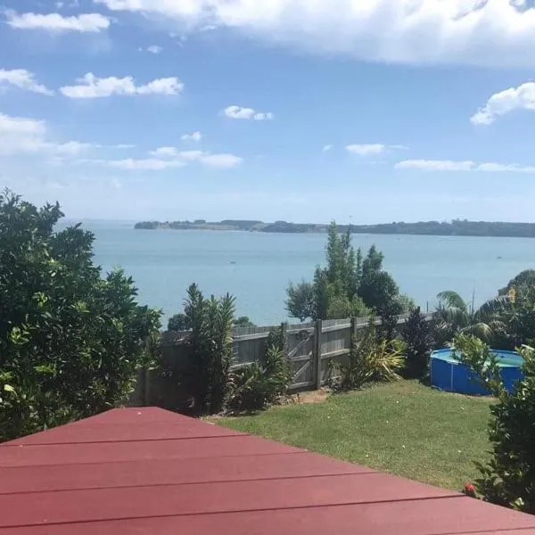 Studio with water views, hotel em Aongatete