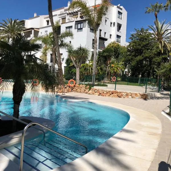 Jardines del Puerto Apartment for up to 6, totally refurbished 2025, gardens, pools, garage, wifi, hotel em Marbella
