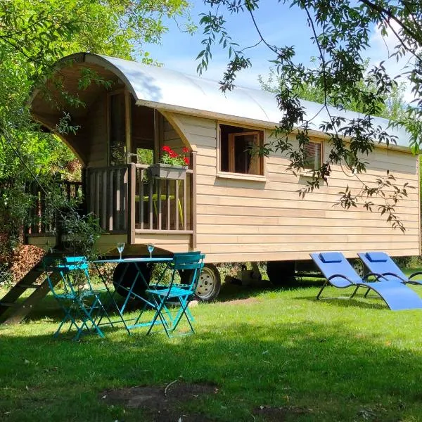 Millygite Chalet-on-wheels by the river, hotel in Courances