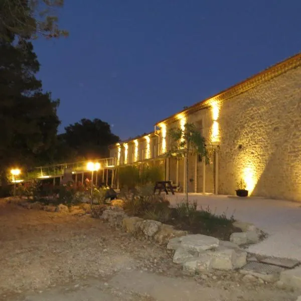 Domaine de Christin Studios-Hôtel, מלון בJunas