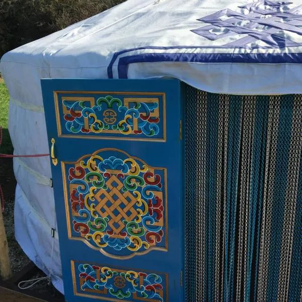 French Fields Luxury Glamping Original Mongolian Yurt, hotel v destinaci Le-Vieux-Cérier