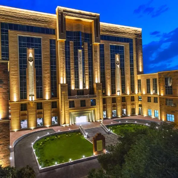 Ani Grand Hotel Yerevan, hotel in Arrinj