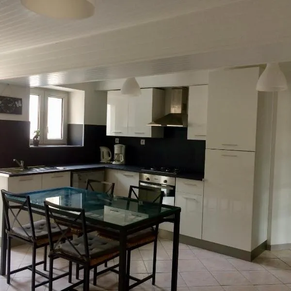 Joli appartement de 60m2 avec Balcon à la campagne, hotel i Druyes-les-Belles-Fontaines