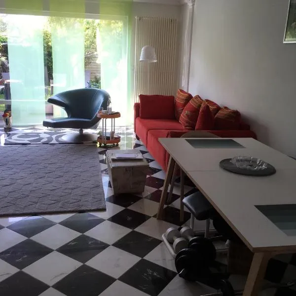 Dachstudio mit Bad und Terasse, hotel v Kolíně