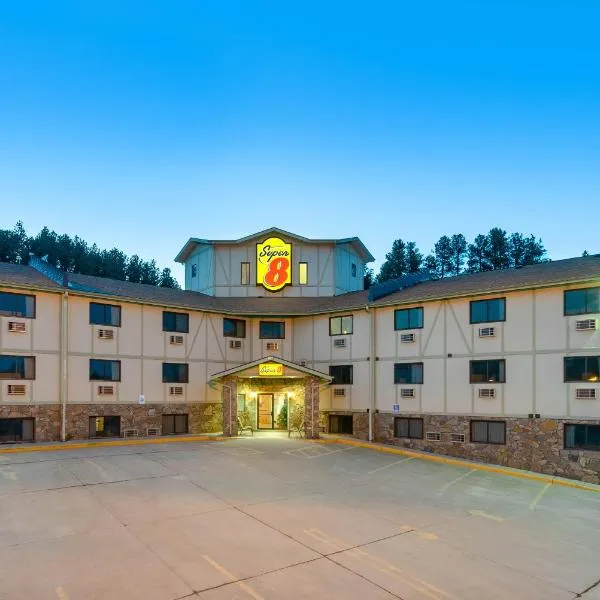 Super 8 by Wyndham Hill City/Mt Rushmore/ Area, hotelli kohteessa Hill City