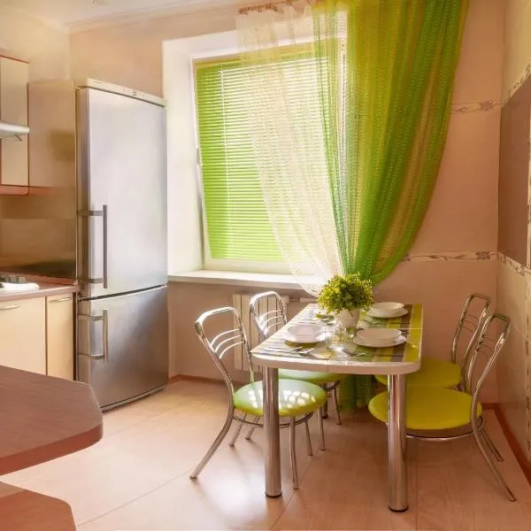 Luxury 3 Rooms Apartments in Center by Green House, khách sạn ở Poltava