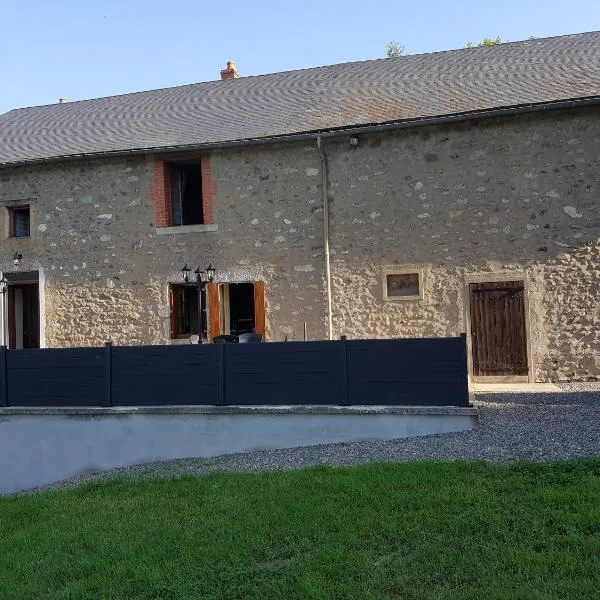 LES ARLEUQUINS, hotel Arleuf városában