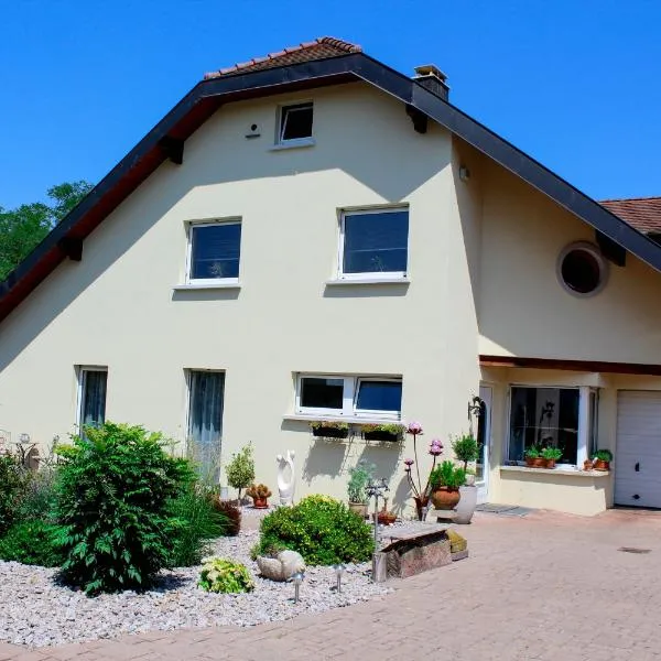 Großzügige helle Ferienwohnung bis 4 Personen in Chalampe, Elsass, hotel a Chalampé