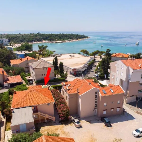 Apartment and Rooms Amenka, hotel in Novalja