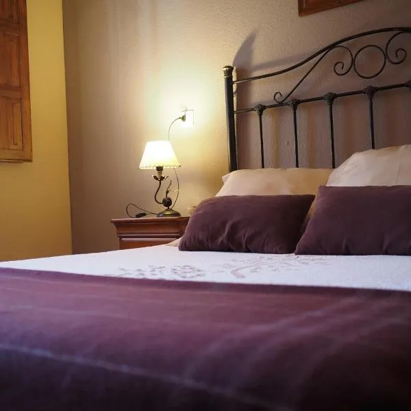 Hostal Almanzor Gredos, hotel en Hoyos del Espino