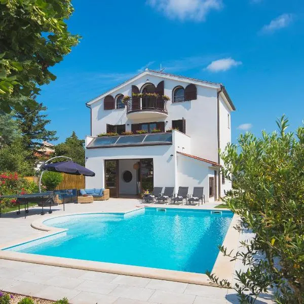 Villa Andrija Family Dream with heated pool at the sea with beautiful garden, outside cinema and kids playground, hotel a Fažana