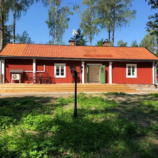 Nedanby | Cottage | Idyllic location | Porch | Grill, hotel em Hallstavik