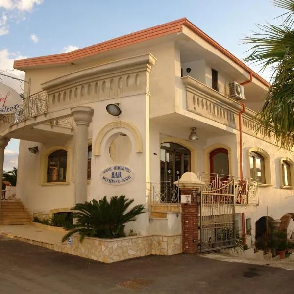 Hotel Mistef, hôtel à La Taverna