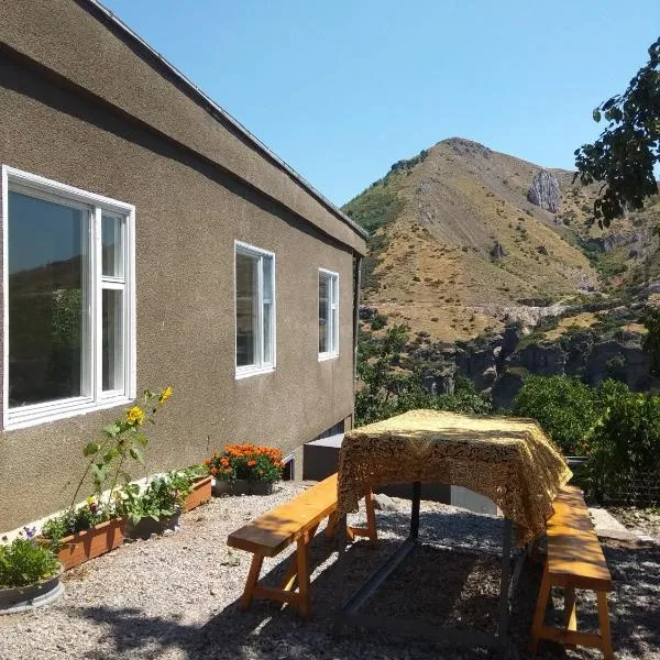NNN Guest House, hotel in Goris