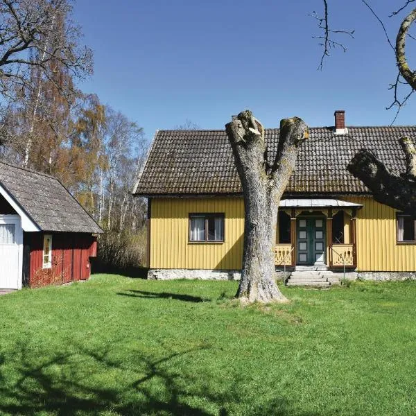 3 Bedroom Beautiful Home In Löttorp, hotel in Löttorp