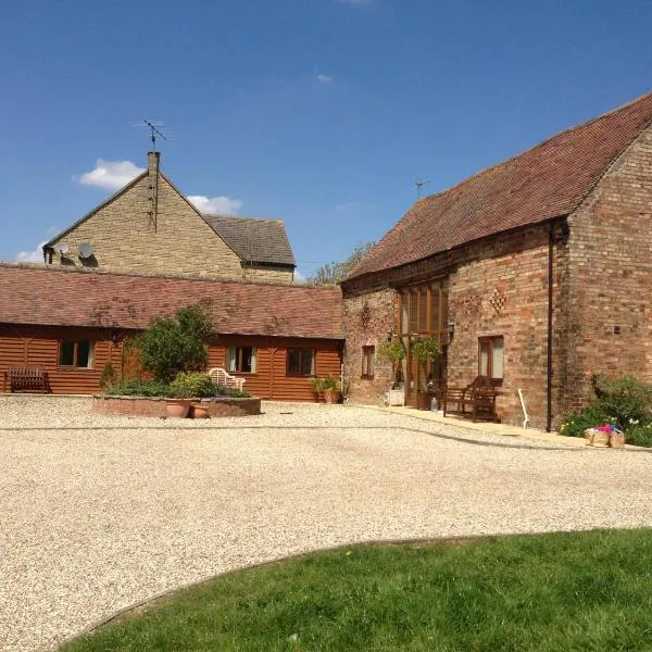 Bridge Farm Holiday Cottages, hotel in Cow Honeybourne
