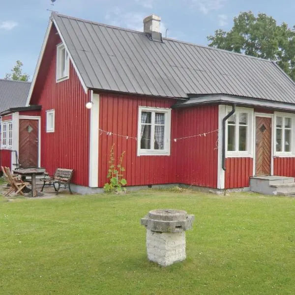 3 Bedroom Beautiful Home In Löttorp, hotel in Löttorp