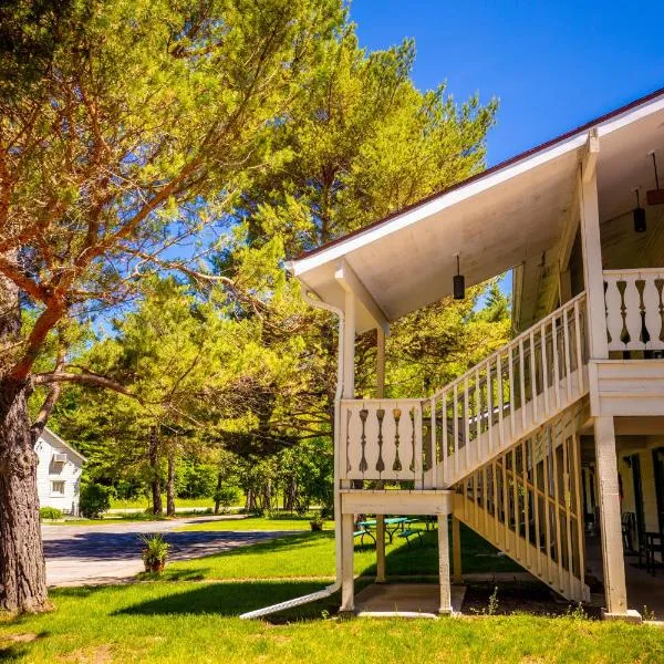 Parkwood Lodge, hotel in Baileys Harbor