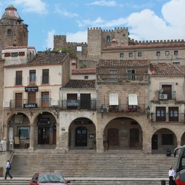 Alojamientos Plaza Mayor، فندق في Santa Marta de Magasca