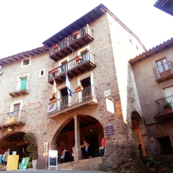 CAN MENCIÓ - Plaça Major, hotel in Santa Pau