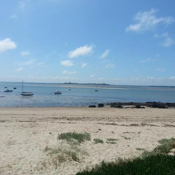 Gîte à 50m de la mer par chemin piétonnier !: Réville şehrinde bir otel