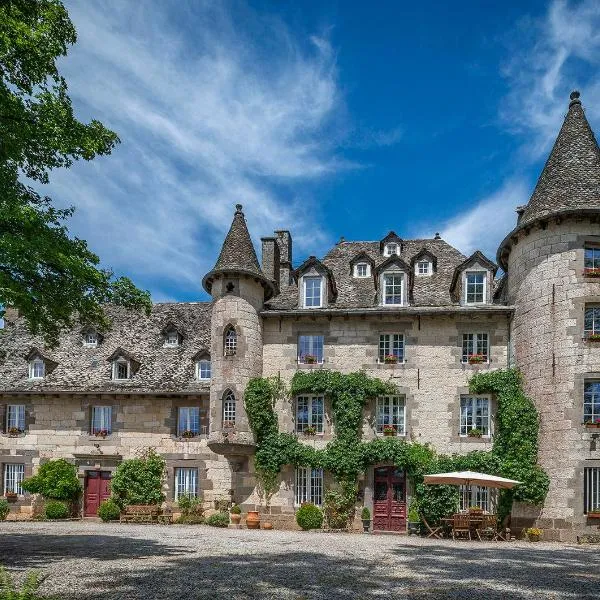 Chateau De Courbelimagne, Raulhac, hotel in Cros-de-Ronesque