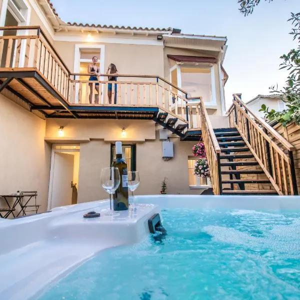 Levkosh Apartments at Lefkada's Heart، فندق في ليفكادا تاون