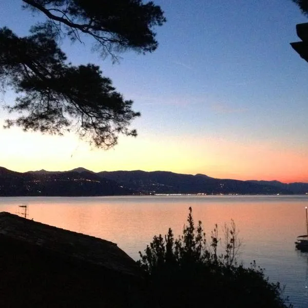 Portofino Seaview Apartment, 50 meters from the beach, free parking, air conditioning, hotel di Paraggi