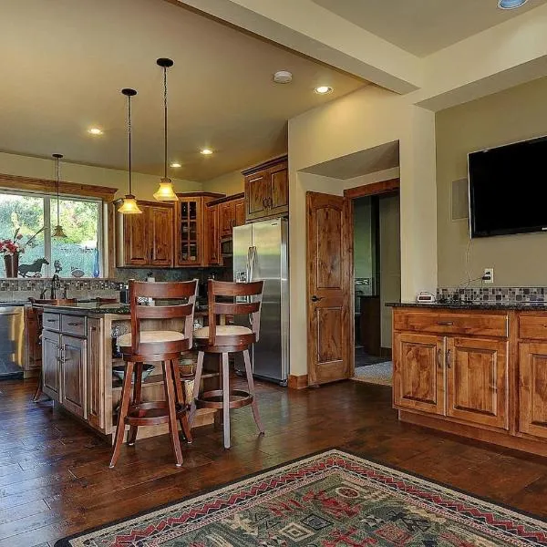 Private Retreat on Working Horse and Cattle Ranch, hotel en Salida