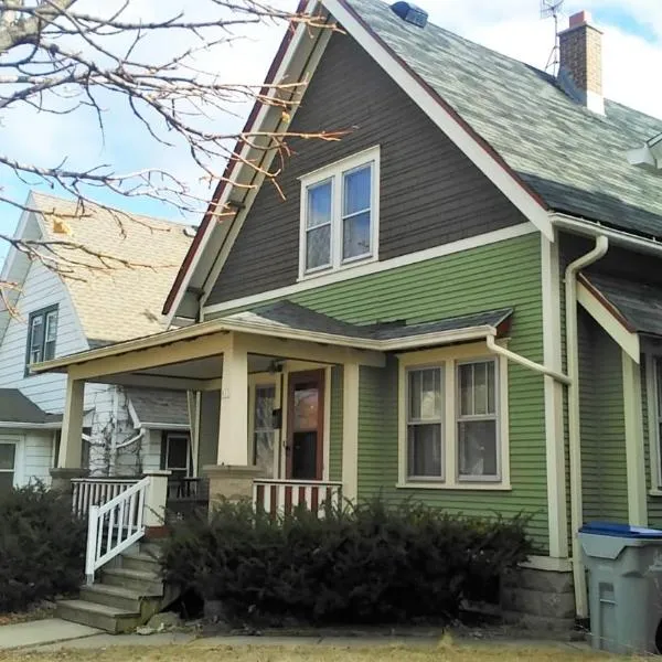 Comfortable 3 BR Craftsman Bungalow in Milwaukee's Bay View Neighborhood, hotel in Milwaukee