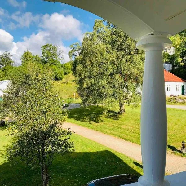 Moldegaard Farmhouse - Apartment B، فندق في Hjartåker