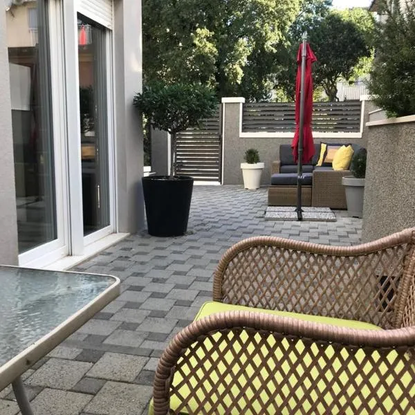 Holiday Home Aspalathos - with free parking, near the beach, a few minutes' walking distance to the UNESCO Palace, hotel in Split