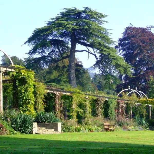 West Dean College, hotel in Funtington