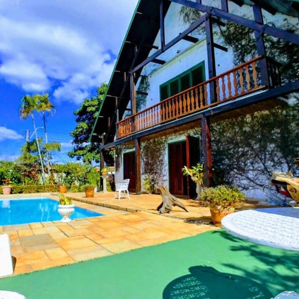 Paraíso com piscina e lareira no centro
