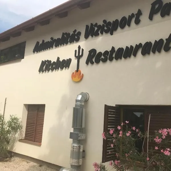 Admiralitás Kitchen and Restaurant, hotel v destinaci Leányfalu
