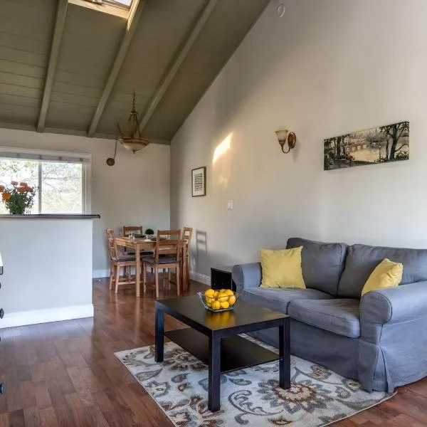 Spacious, Soaring Ceilings, Near Downtown MV, GOOG, hotel in Mountain View