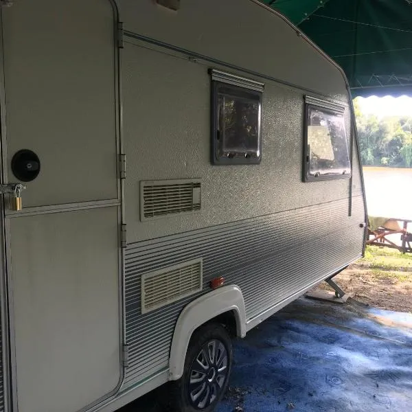 Tisza-beach wild camping 5, hotel in Szeged
