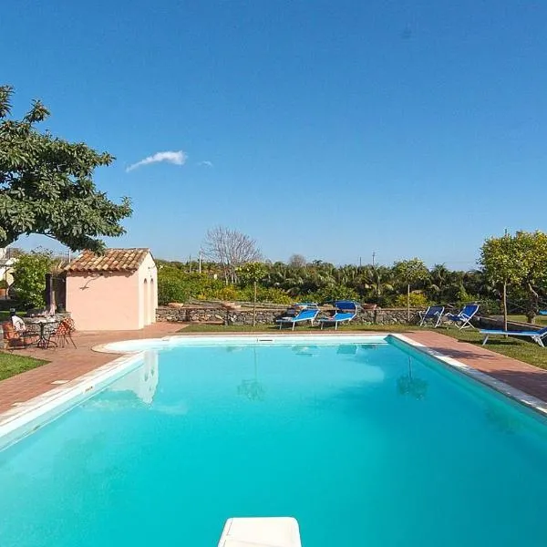 Villa Praiola - Exclusive seafacing mansion with pool and Jacuzzi, hotel in San Leonardello
