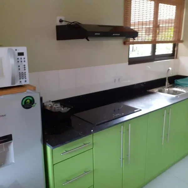 Max Garden and Pool, hotel di Paramaribo
